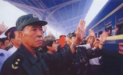 98年的洪水席卷南方，57岁董万瑞将军坐镇九江，不眠不休指挥抗洪，记者劝他休息时