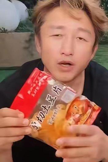 邹市明夫妇太拼了，轮流直播模式，一个上白班，一个上晚班，全天包场。邹市明还是有点