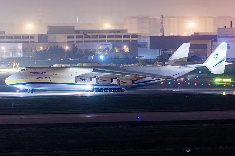 俄坠毁运输机上所有机组人员遇难俄罗斯这起安-22运输机坠毁事件太让人痛心了