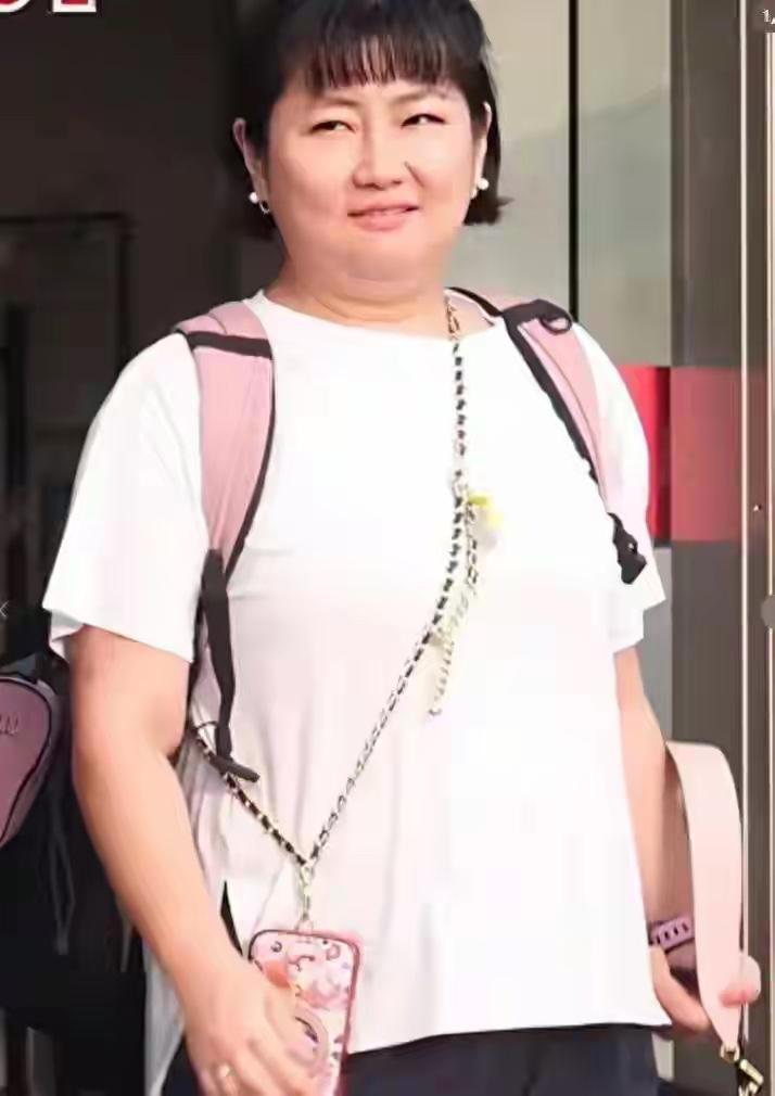44岁大美女任家萱虽说现在发福了，整个人看起来圆圆的，但至少她是幸福的，有家庭有