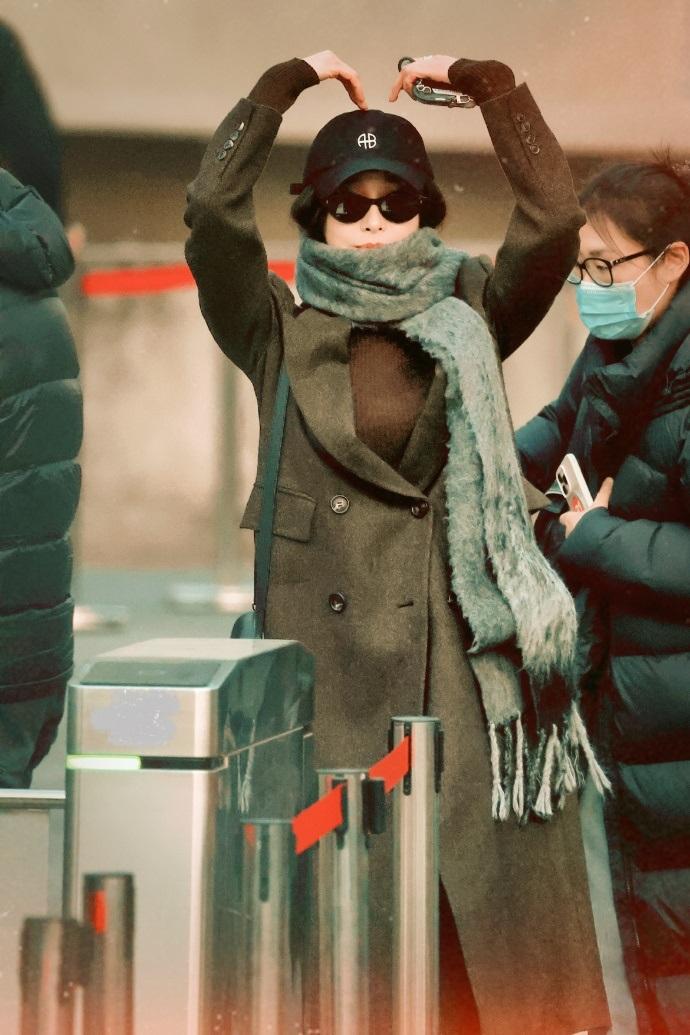 最近秦岚现身北京，她这回搭配的很厚实，不过一点都不缺乏潮流时尚气息。秦岚里面