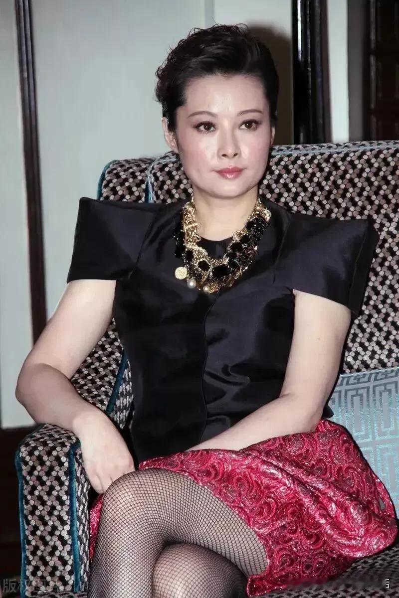袁立，现在的困境到底是为什么造成的？是因为她揭露了一些影视圈的乱象吗？还是因为