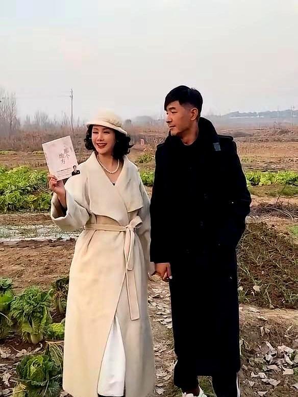 郭晓东和他的妻子这是摆拍吗？这不是摆拍，这就是把生活过成了诗情画意。他俩