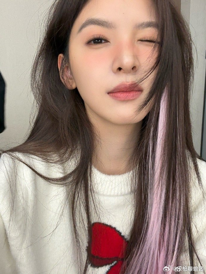 章若楠粉色挑染太美萌了章若楠粉色挑染太美萌了，很少能够看到这个粉色的发色了呀，