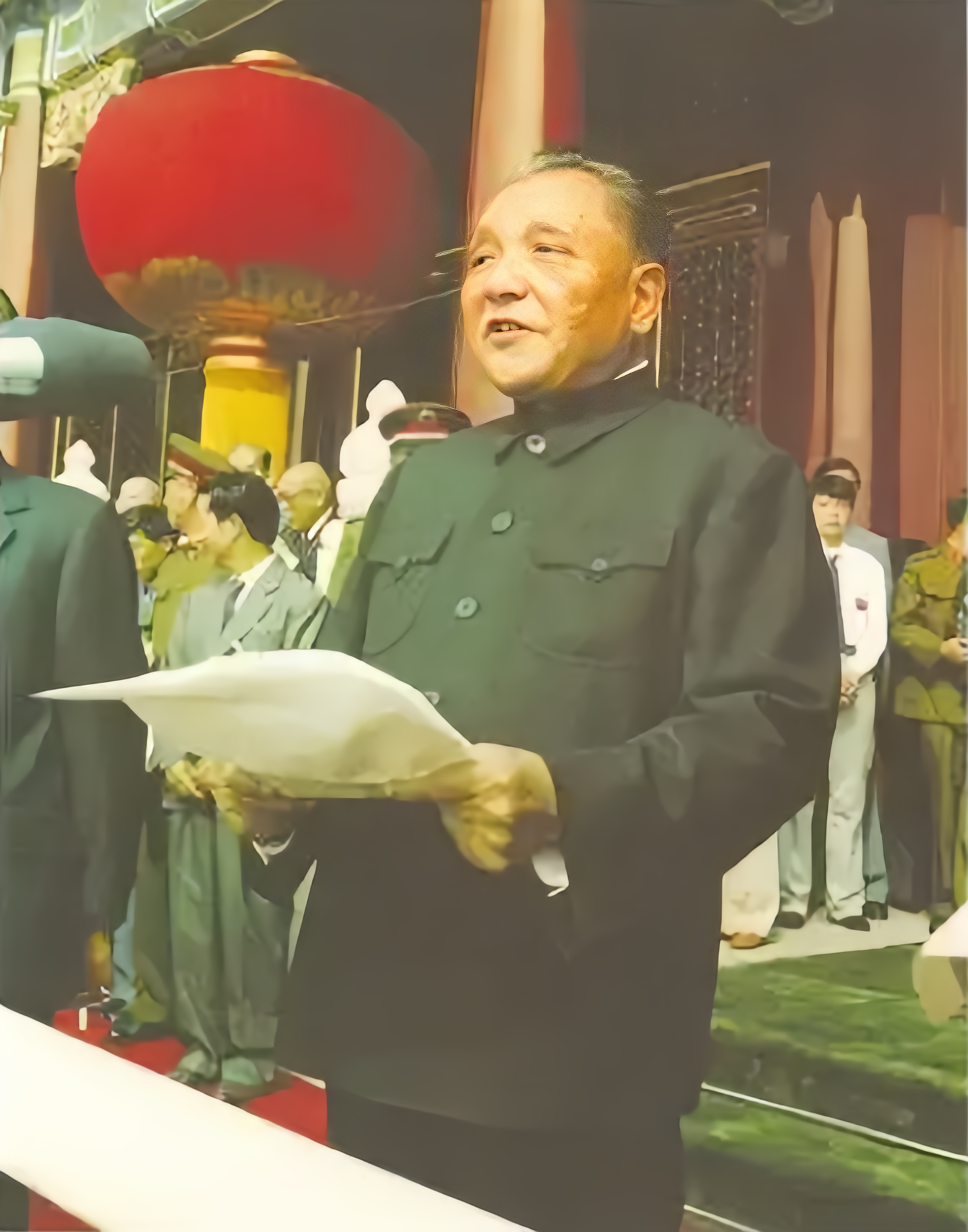 1984年建国35周年国庆大阅兵，取得了很好的效果，赢得了一片好评。可是军委主席