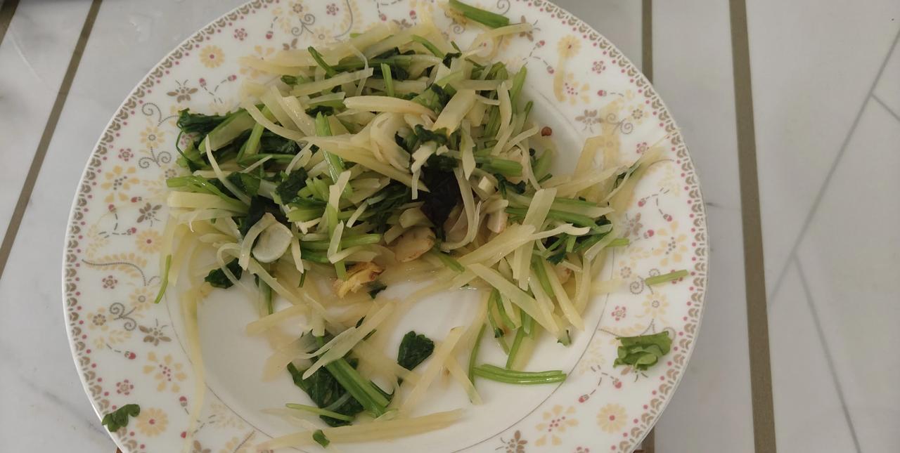 这是我今天的早餐，这之前长达20多年早餐都是4个菜以上，有鱼有肉。昨天化验血脂发