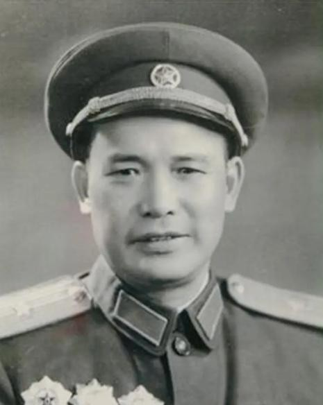 1946年，解放军为投诚的2000土匪设宴接风。席间，匪首脱下大衣，顺手挂到墙上