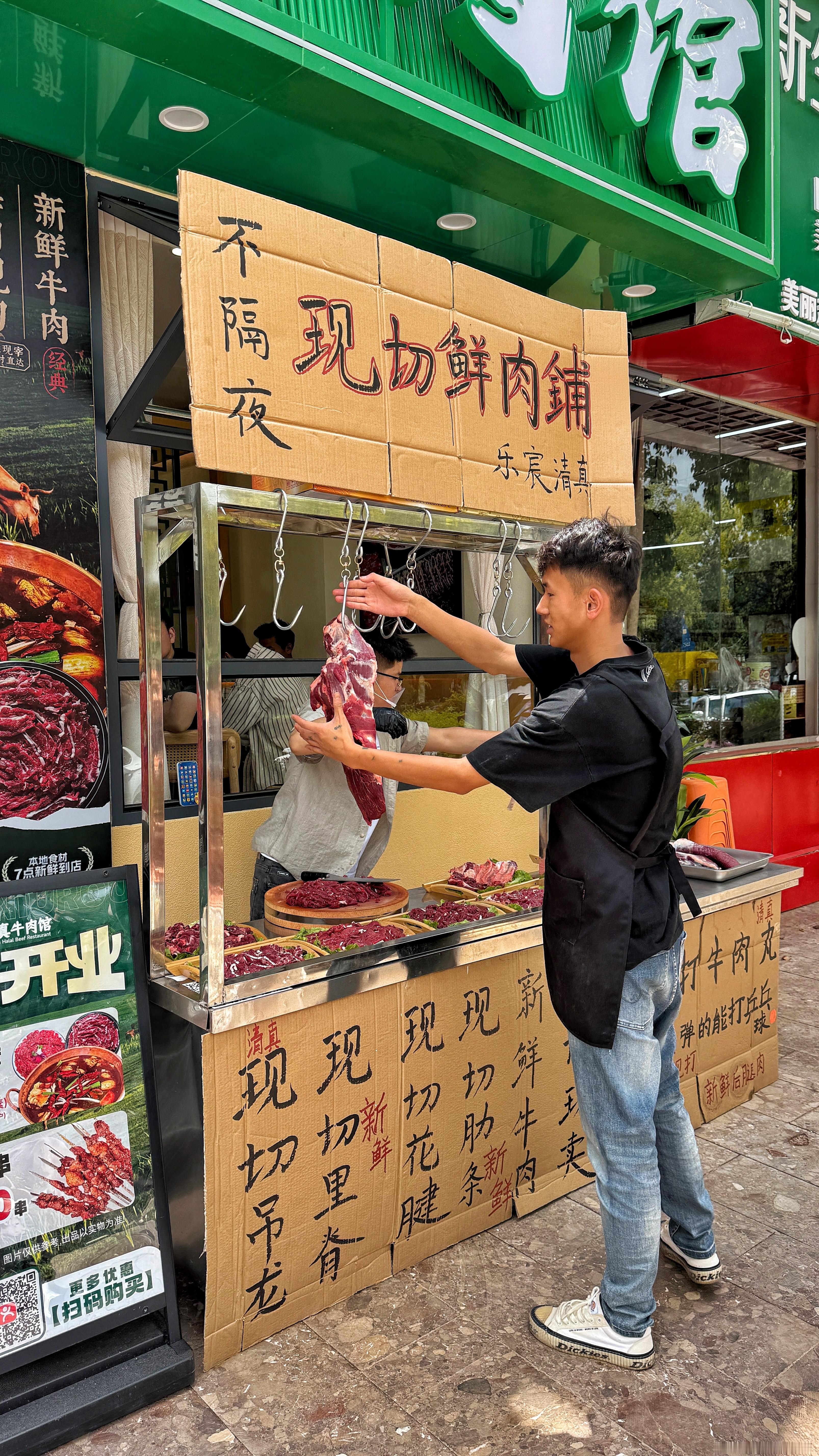 在丽江，我很少拍麻辣火锅！说实话，本地能称得上好吃的火锅店真没几家。总有人推荐店