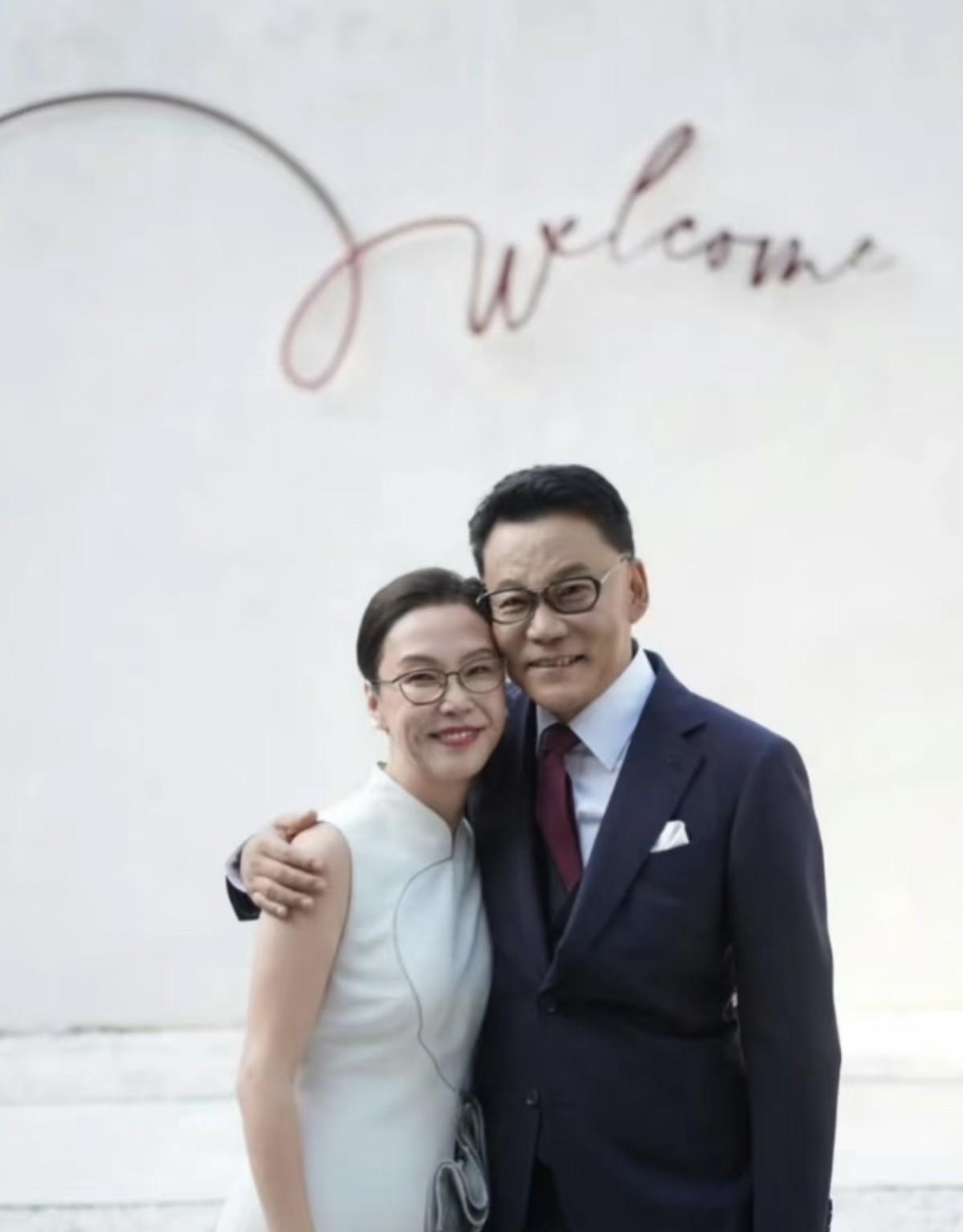 李国庆两次搂着意中人，两次都是发自内心的欣赏、喜爱。一个是青春年少时的白月光、