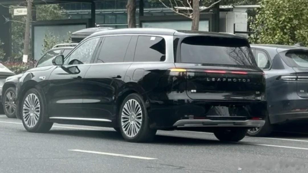 零跑D19无伪装实车上街了看着比领克900还大一点你们觉得素颜颜值怎么样