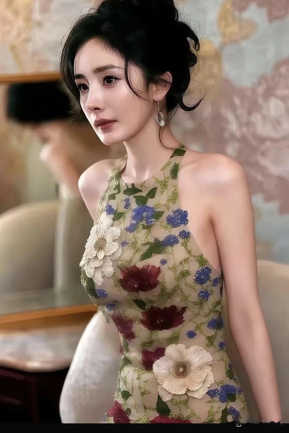 杨幂真的美到让人失语！她就是那种典型的古典美人，一眼就让人陷进去。看她穿浅色古