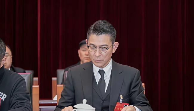 刘德华再上央视《新闻联播》冲上热搜！央视画面里，刘德华西装革履，精神状态爆满，