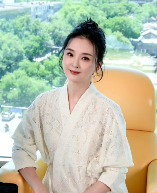 发现了吗？王艳无声验证了娱乐圈那句“铁律”：女星如果嫁入豪门后又复出工作，通常