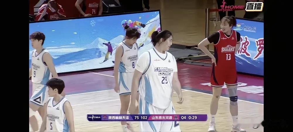 张子宇摔了一跤，把队友和观众吓得不轻，满屏都是安慰声！1月21日，WCBA常规赛