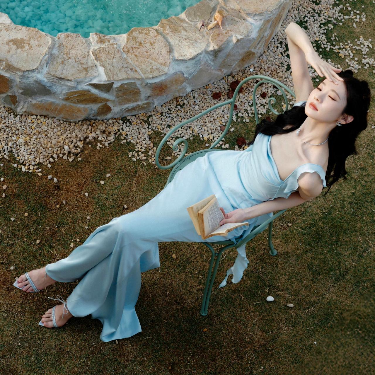 颜值暴击！张艺凡一袭冰蓝长裙，美成了清冷氛围感天花板✨张艺凡张艺凡写真明星穿