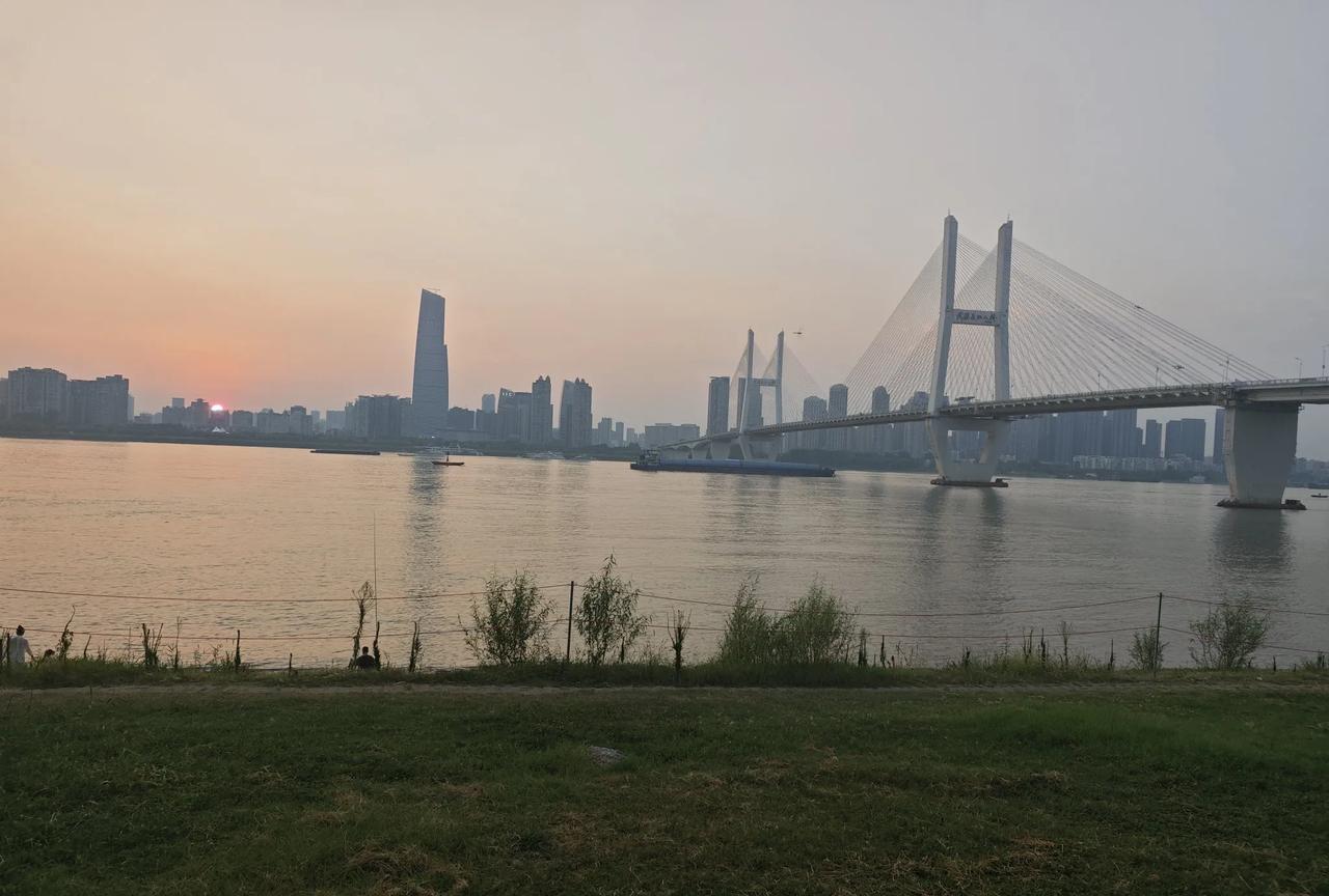 外卖大战最早由京东发起，可如今却难敌阿里。当下，京东日单量仅2500万，和阿里的