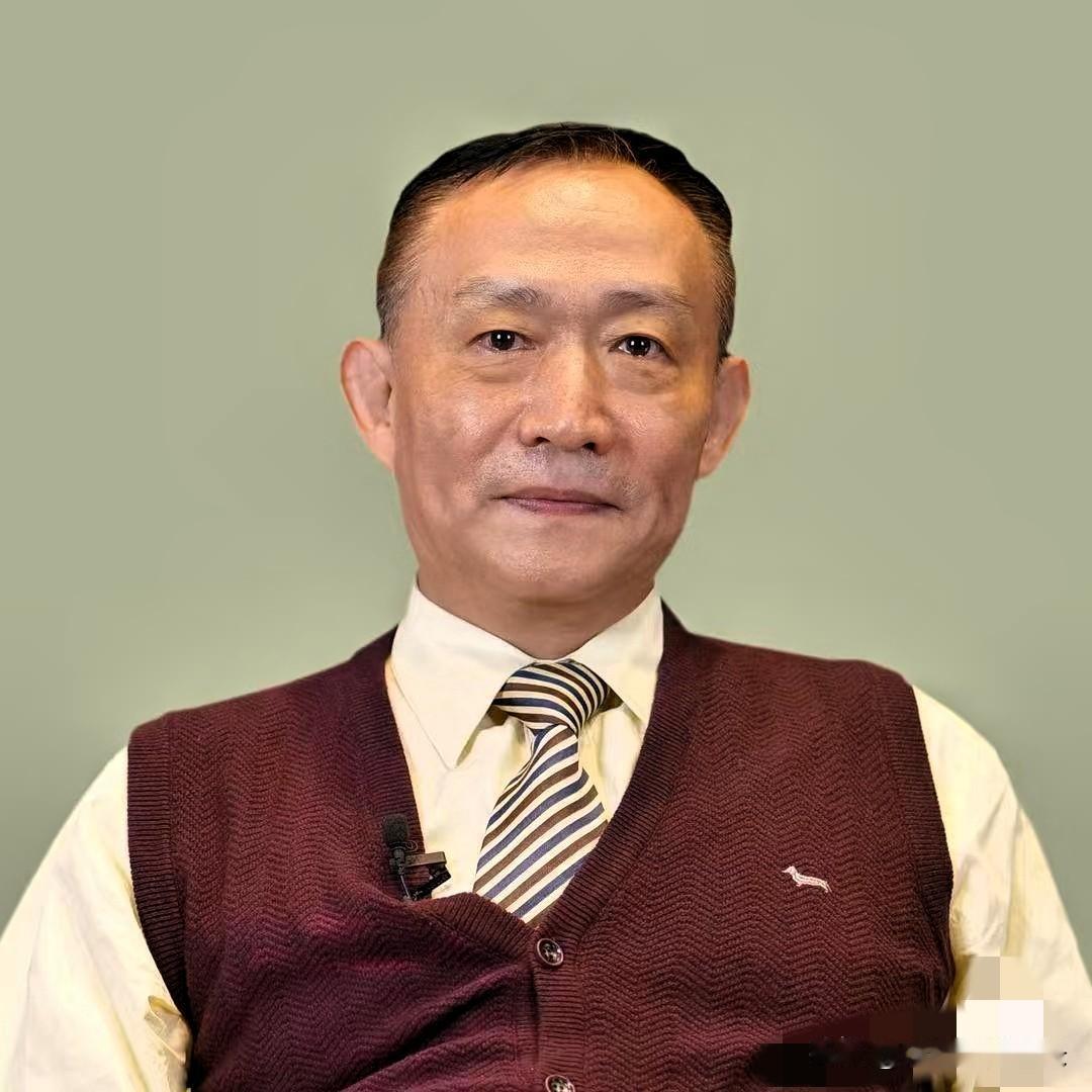 卢麒元这次是真敢说，直接指着那一帮“精英”的鼻子骂，说他们脑子被西方给“托管”了