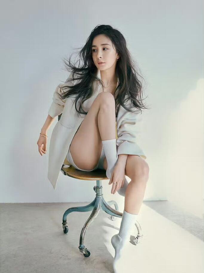 杨幂在美姿上太会了，靠“身体折叠”拍出高级感！写真摆姿的黄金法则，在俯身摆姿