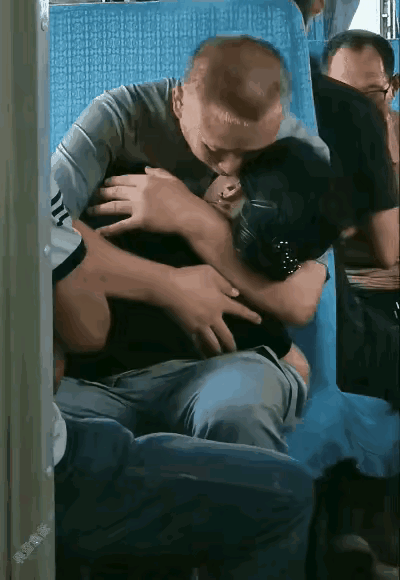 车厢里偶遇自己的初恋情人，得知她仍是单身，大叔大喜过望，自己也是单身。分开的十