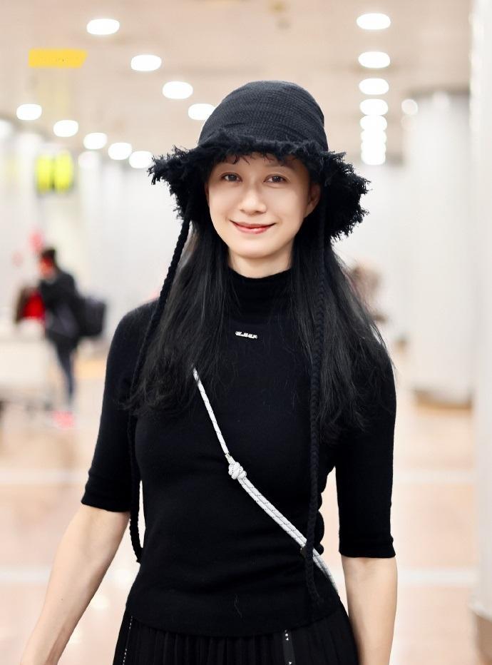今天倪虹洁现身北京机场，她这次搭配了一身黑色的衣服，看上去真的是很酷。倪虹洁上