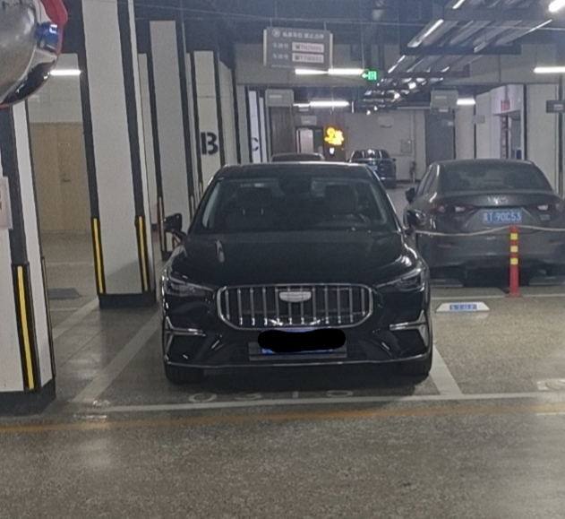 第五代吉利帝豪使用感受1.买了没一个月，先说价格，没置换顶配8.8落地，这个价