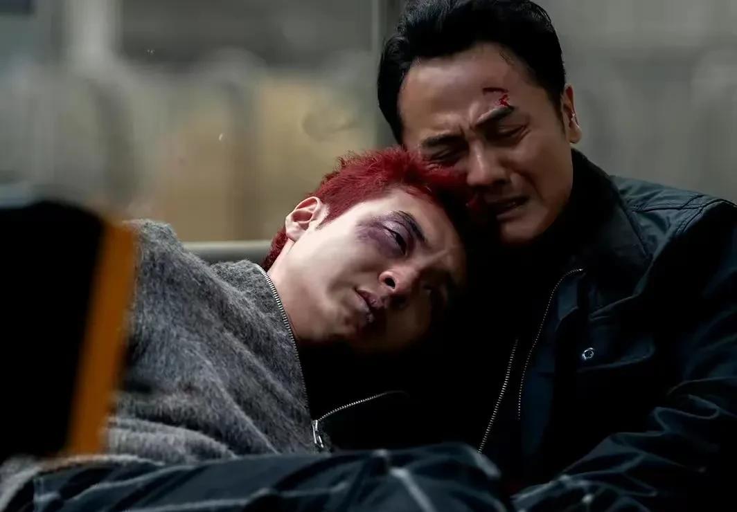《以法之名》万宏万潮这对难兄难弟，一个愣，一个傻，终于能在一起了。万潮是个愣头
