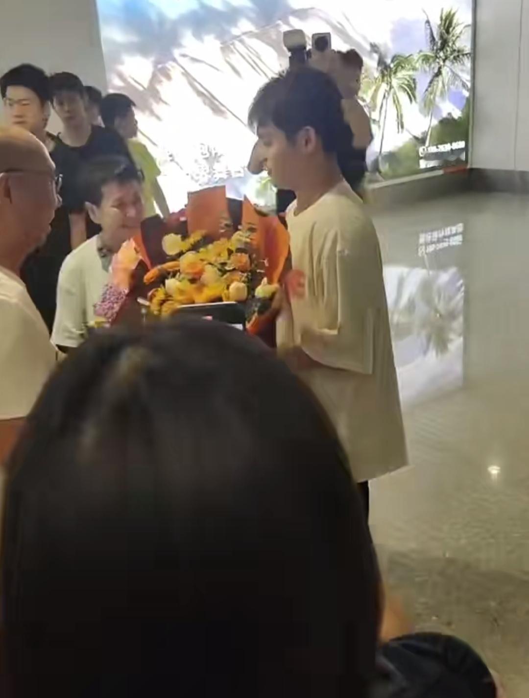 林诗栋回海南了！刚刚在机场就获得了围观，现场能看到她的启蒙教练关艳也来亲自接