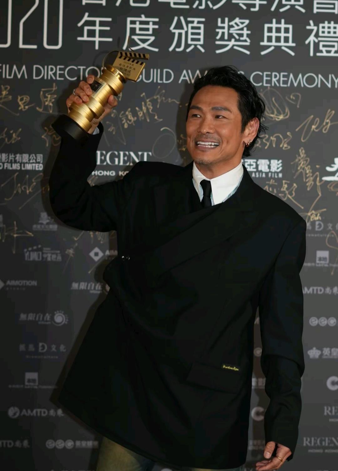 这次香港电影导演会，梁家辉拿了影帝，但这次让他封帝的作品，是一部讲香港老裁