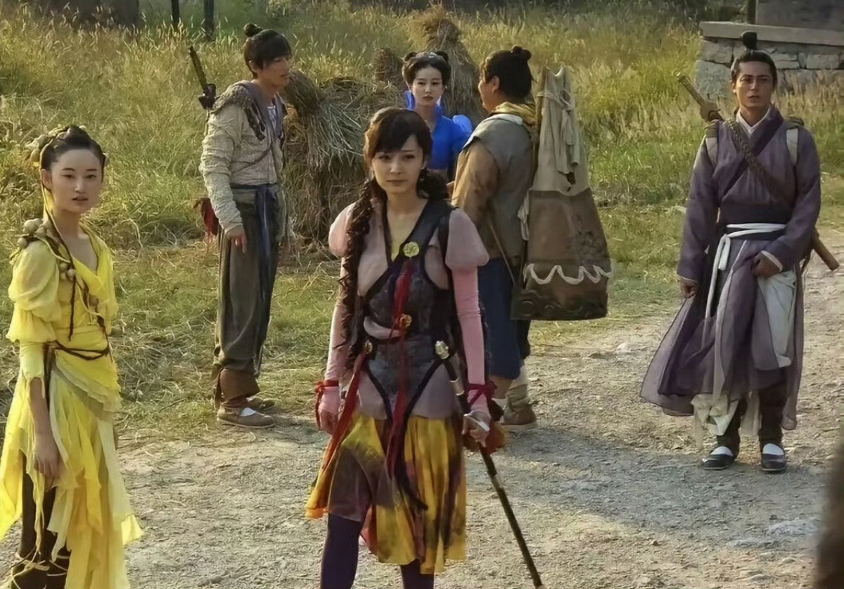 上哪儿去找六个人只能凑出一套好衣服的主角团，小时候怎么不觉得丑呢哈哈哈​​​