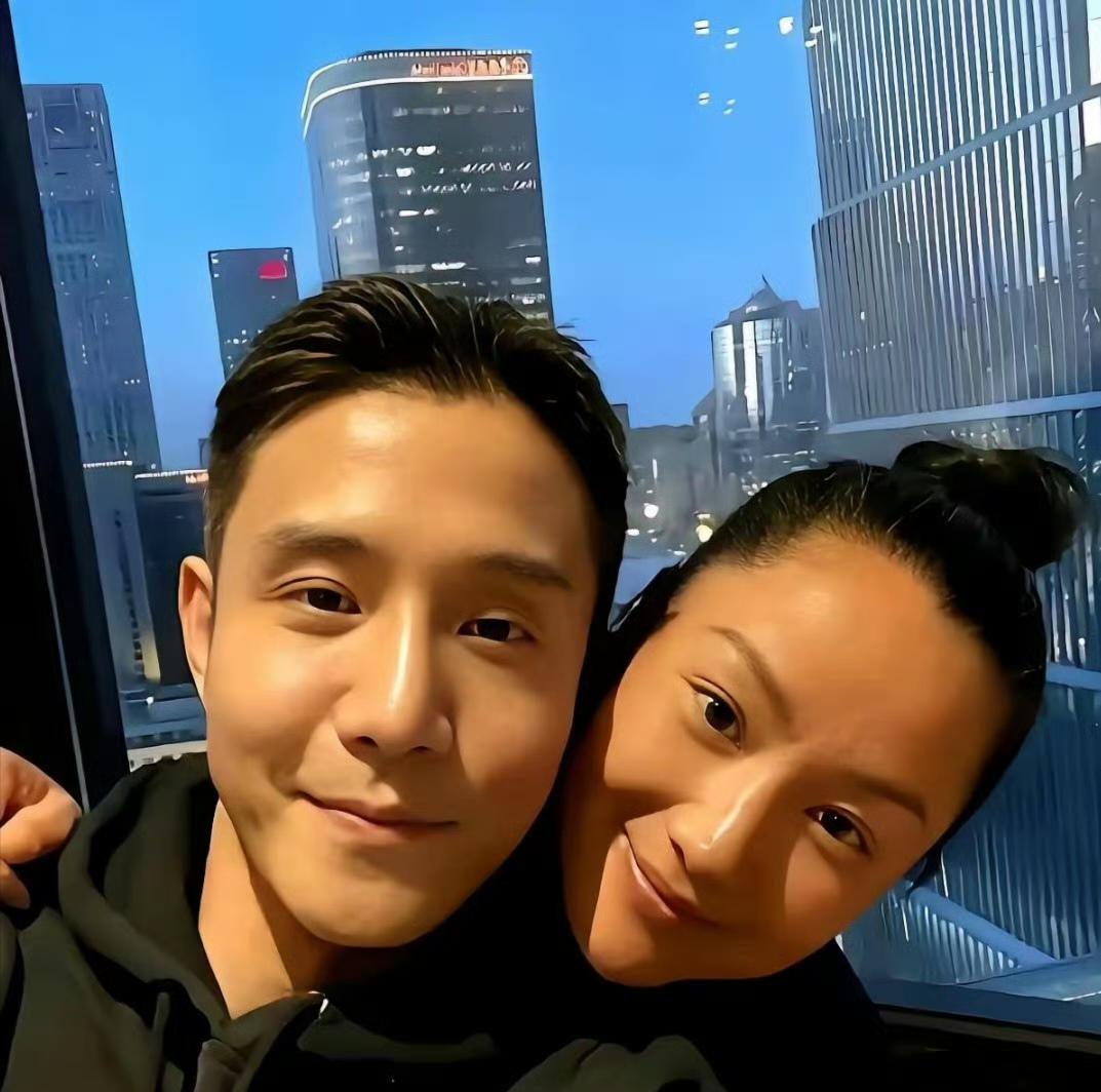 54岁瞿颖银发素颜爆火，初代顶流躺平生活，网友：活成了理想模样！54岁瞿颖顶着