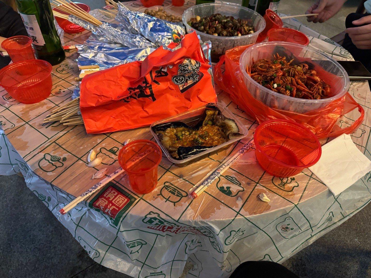 五一假期第一天，烧烤、啤酒、小龙虾🙌​​​