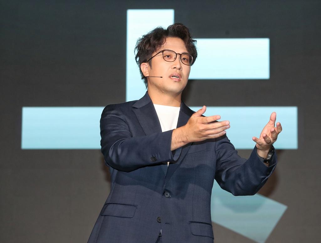 沈伯洋扫街遇新竹学生对方递“高虹安被划掉”奖状要签名民进党台北市长参选人沈伯