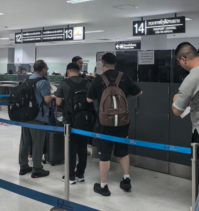 老挝海关还可以这么整？落地签证后的窗口侧面贴纸：中国和越南人20美元，其它国家