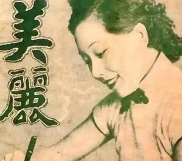 1974年，26岁的周荣鹤把62岁的蒋梅英搂在怀中强吻，无论蒋梅英费力挣扎，但都