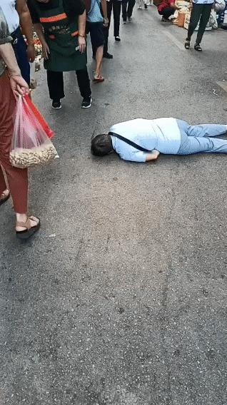 这么多人走来走去没有人敢扶，其实也不是没有人想去扶，问题是扶了之后要自证清白，最