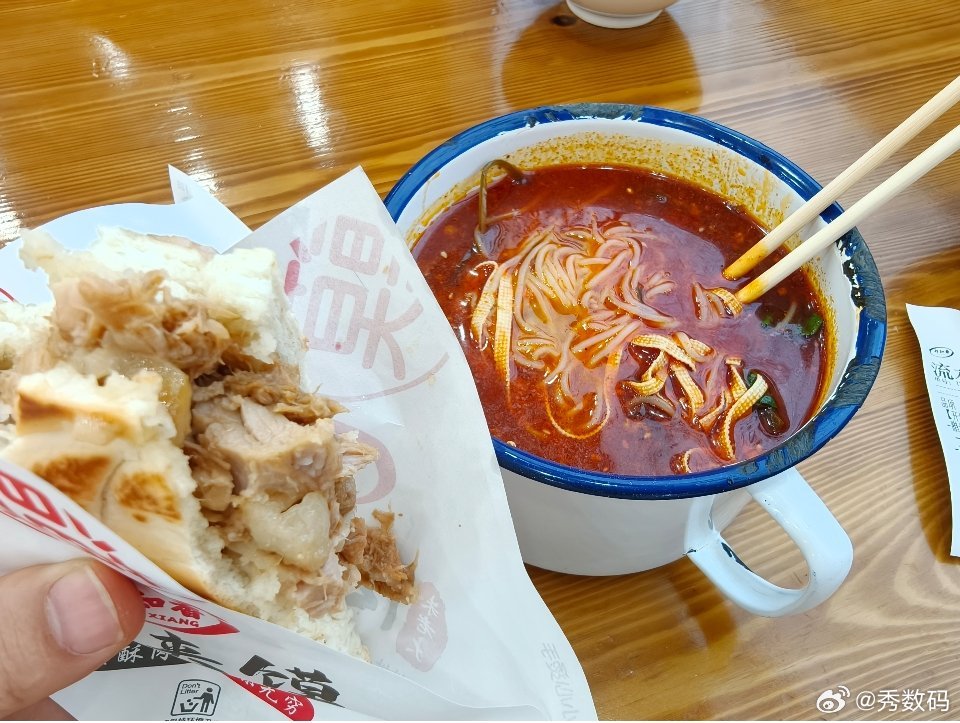 今天心血来潮，吃个肉夹馍+红油米线。这家肉夹馍肉量足，味道可以，配上红油米线的麻