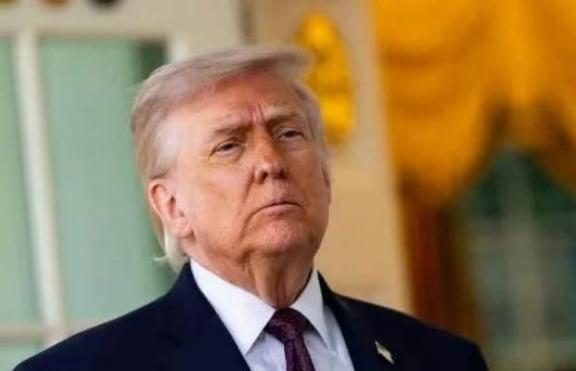 谁也没料到！美国民意竟出现惊天大反转，白宫彻底坐不住了！4月的美国舆论场，冒