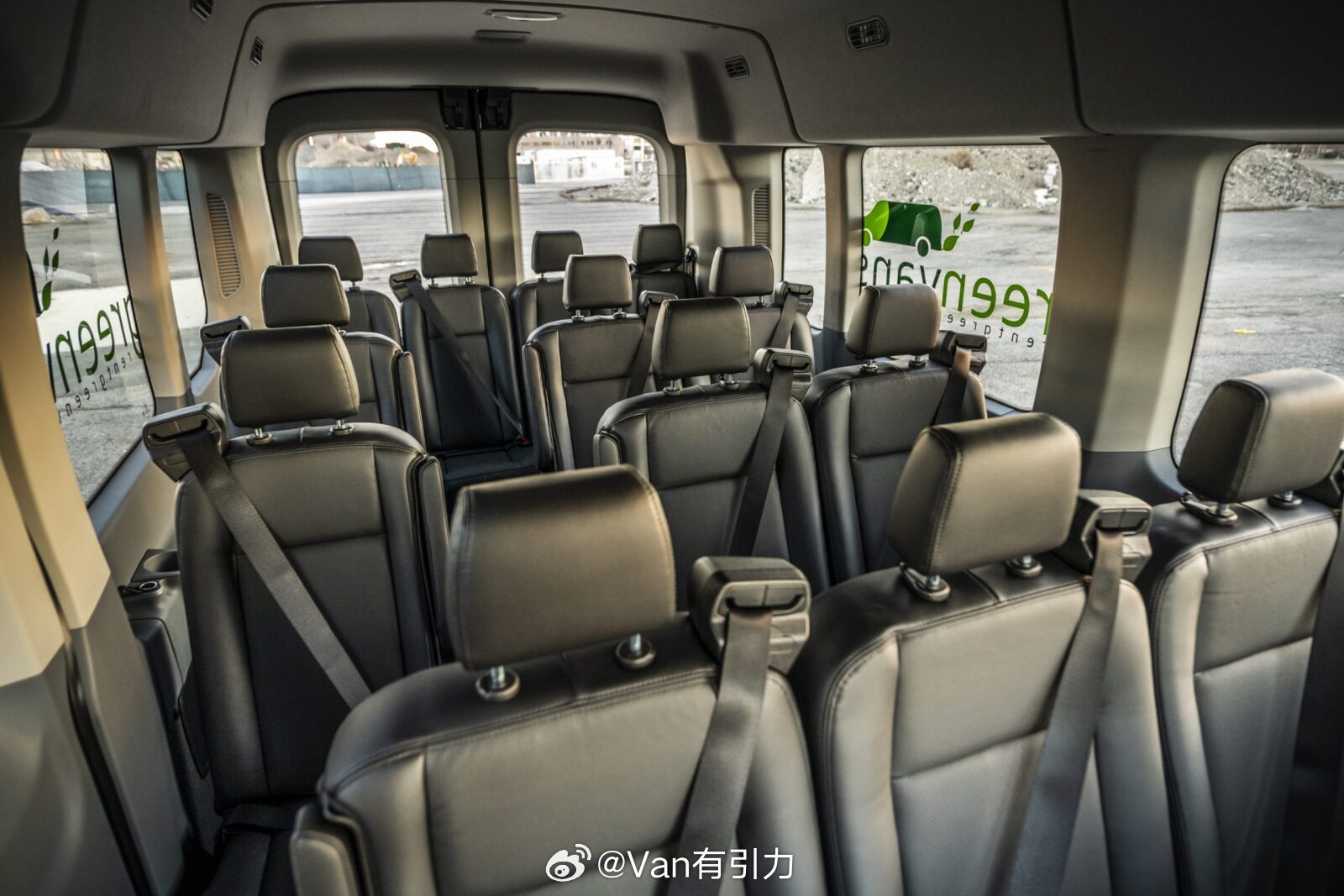 我猜你的办公室跟这台车一样，工位都空着吧？世界杯决赛van事通