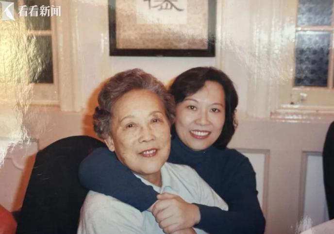 2001年，上海姑娘张玮掏空家底给独居恩师买下一套养老房。谁料20年后恩师离世，