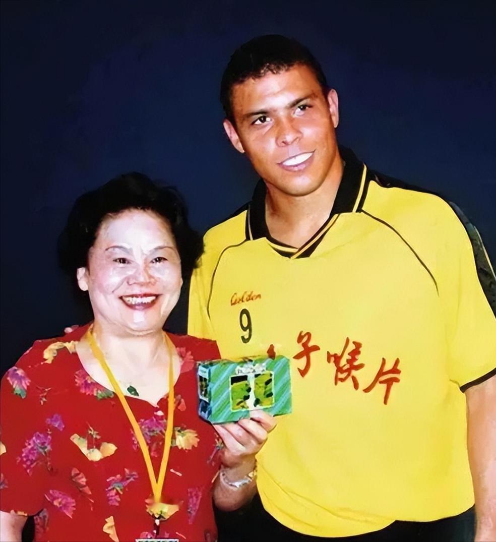 2003年，罗纳尔多来到中国，一个富婆对他说：“只要你陪我吃顿饭，我就给你30万