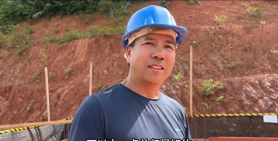小陈天天哭穷，说建房超支，可架不住一层顶梁钢筋用得比谁都粗！就盖个二层小楼，这钢