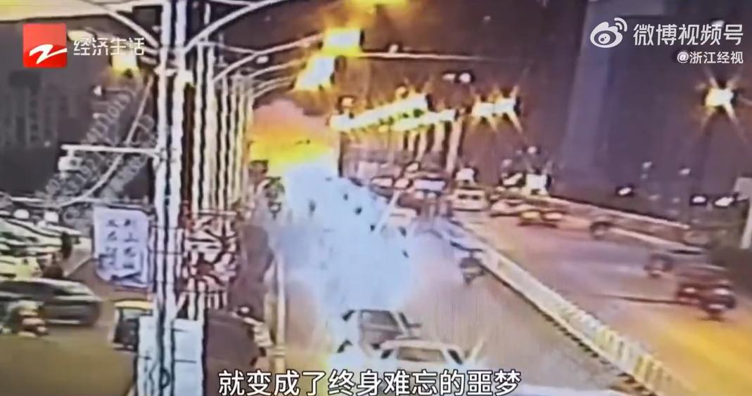 我们能深深体会张先生的悔恨与无助。他只是想骑着电动车接孩子、过寻常日子，为了续