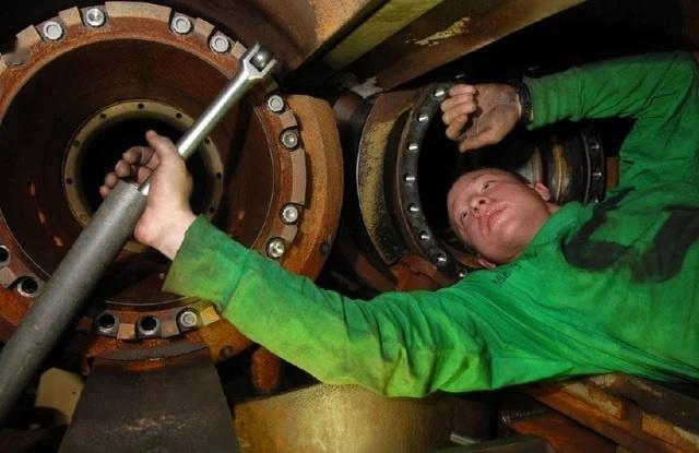 蒸汽弹射和电磁弹射孰优孰劣？弹射效率先不说，就单纯钻进又热又潮又狭窄的套筒里清