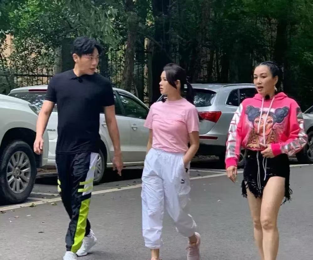 伊能静54岁，钟丽缇51岁，这样看起来伊能静还更显年轻