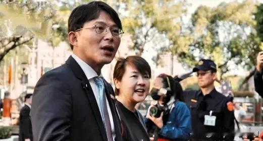 黄国昌又栽了！带着军购机密文件溜出会场，被绿营反手告一状，北检直接派主任检察官督