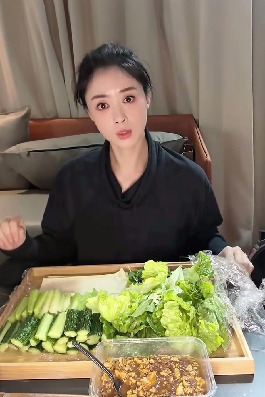 蒋欣说有些粉丝说她吃的东西太多了，她也承认自己吃的比较多。所以她过几天会吃上顿特