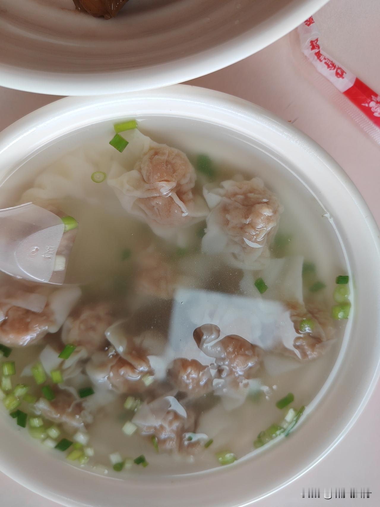 入住厦门酒店，在此停留两天，几十年没来了。附近小店，要了一小碗扁食，两只肉粽。