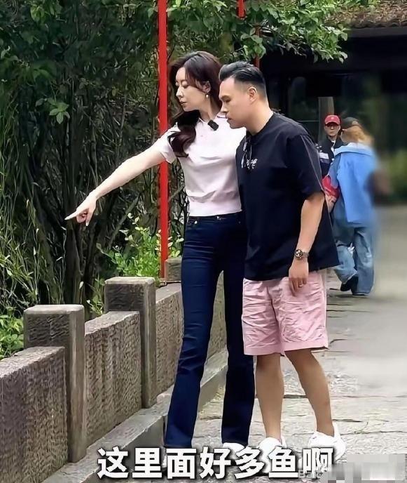 熊黛林和老公郭可颂在杭州同游画面流出好多人说“终于懂当年鞋子论了”。她身高17