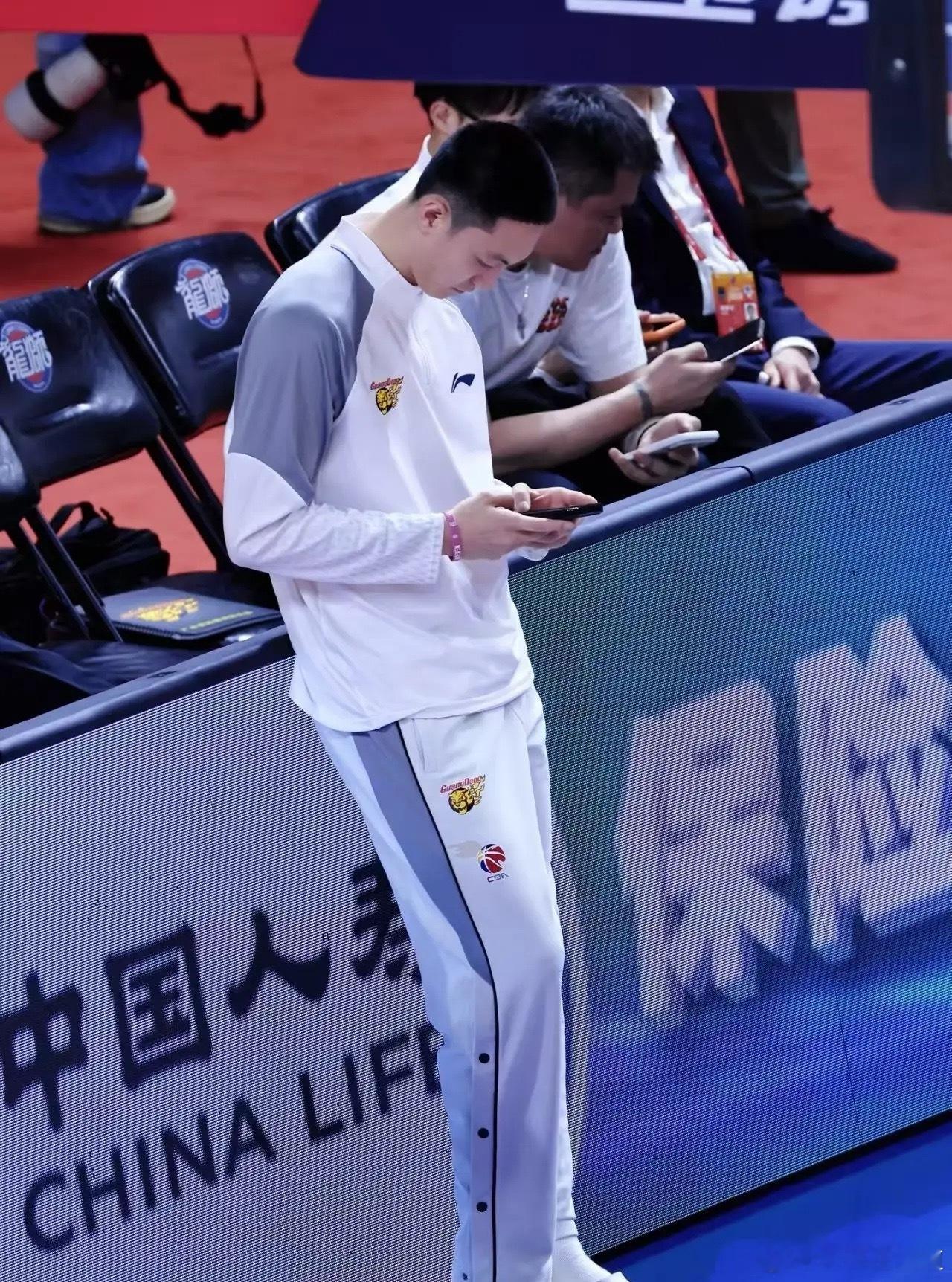 广东被北控绝杀，杜峰责任很大，自己赛后也承认了，赛前准备的不够充足！明眼人都能看