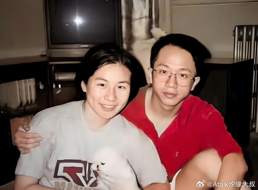 刚刚看到一个粉丝的评论，说女方陪男方创业，成功了就找娇妻！这条微博写的是金庸。但